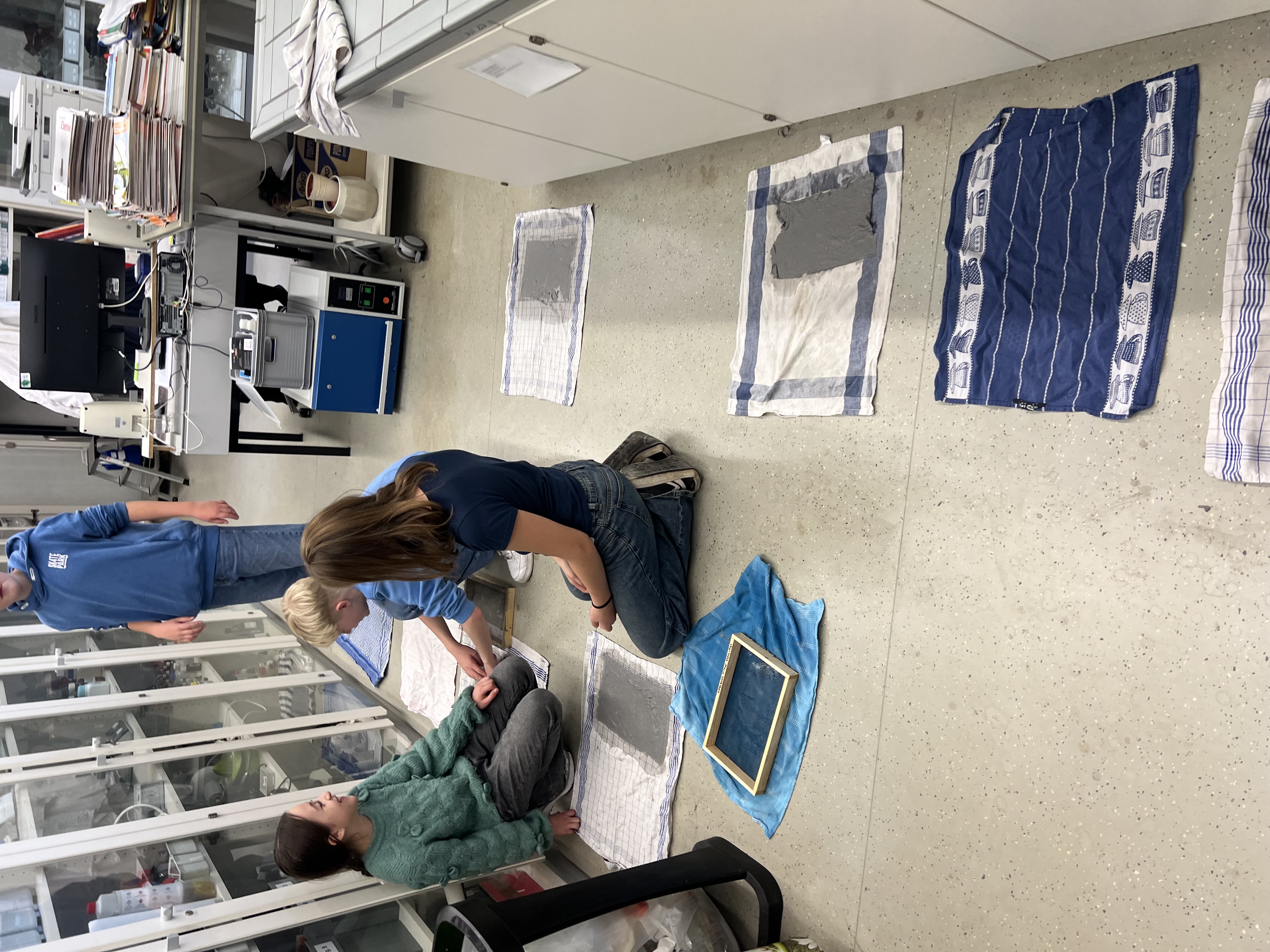 Papier selbst gemacht – MINT-Klasse 7b wird zu Papierforschern