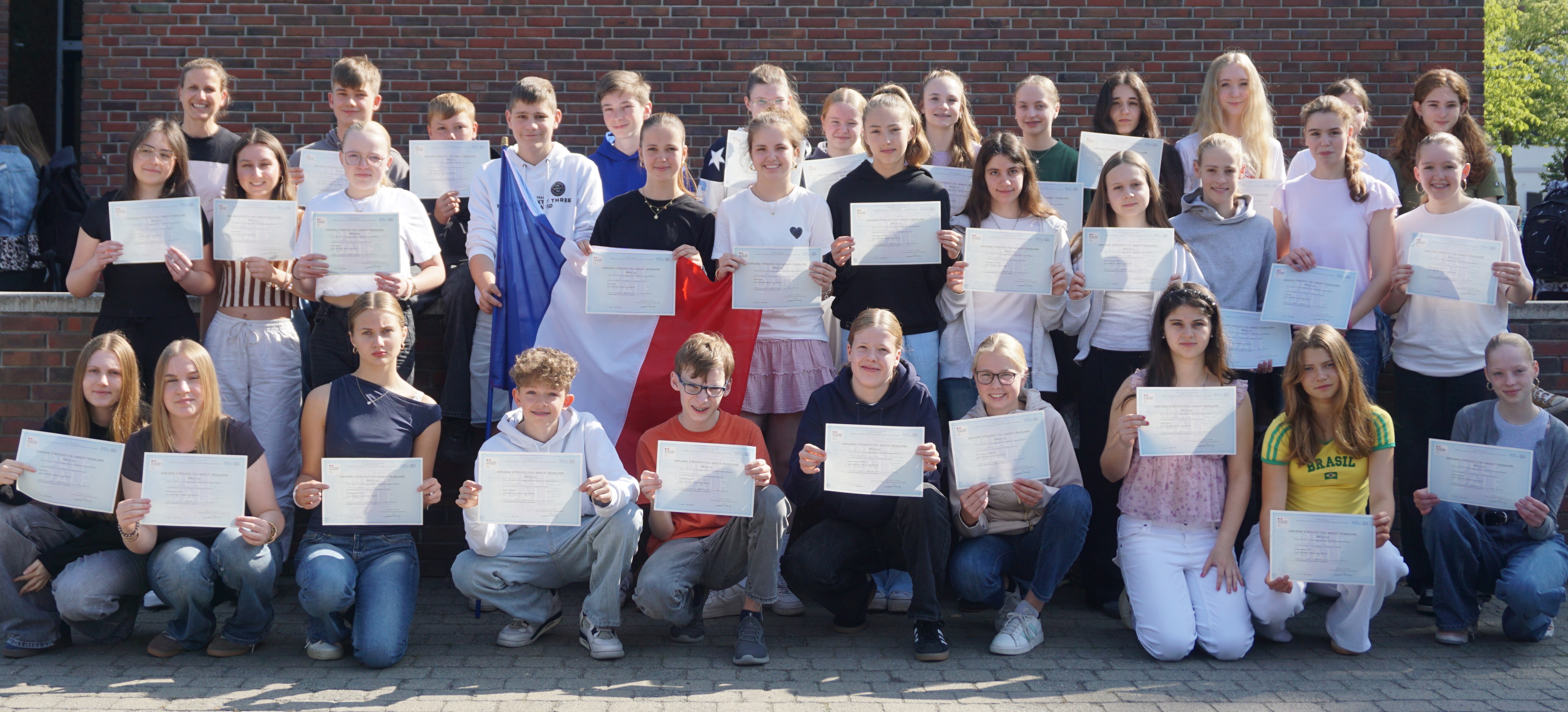 Foto einer Schülergruppe, die die DELF-Prüfung bestanden haben.