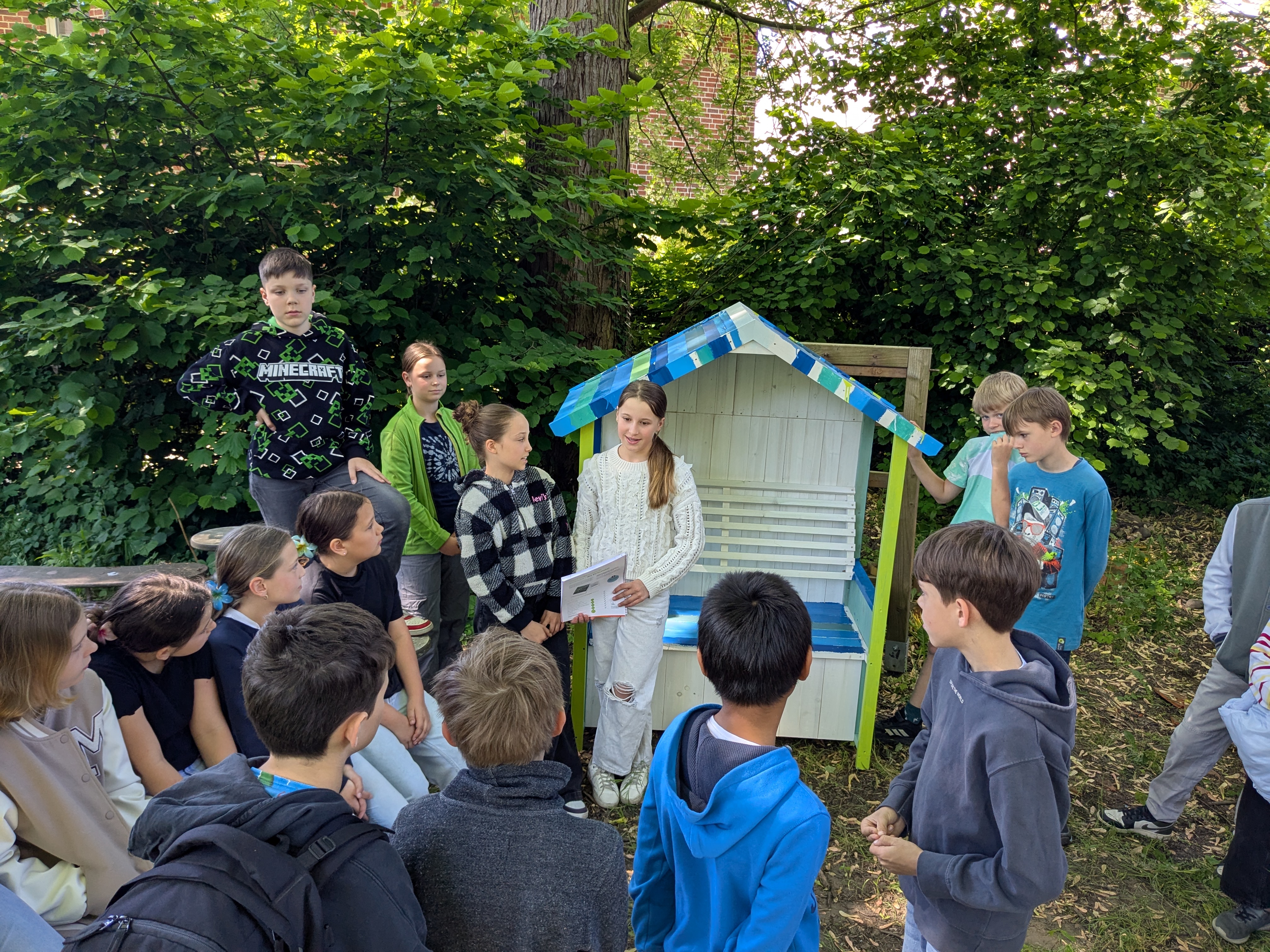 Neue „Freundschaftsbank“ bereichert den Schulgarten