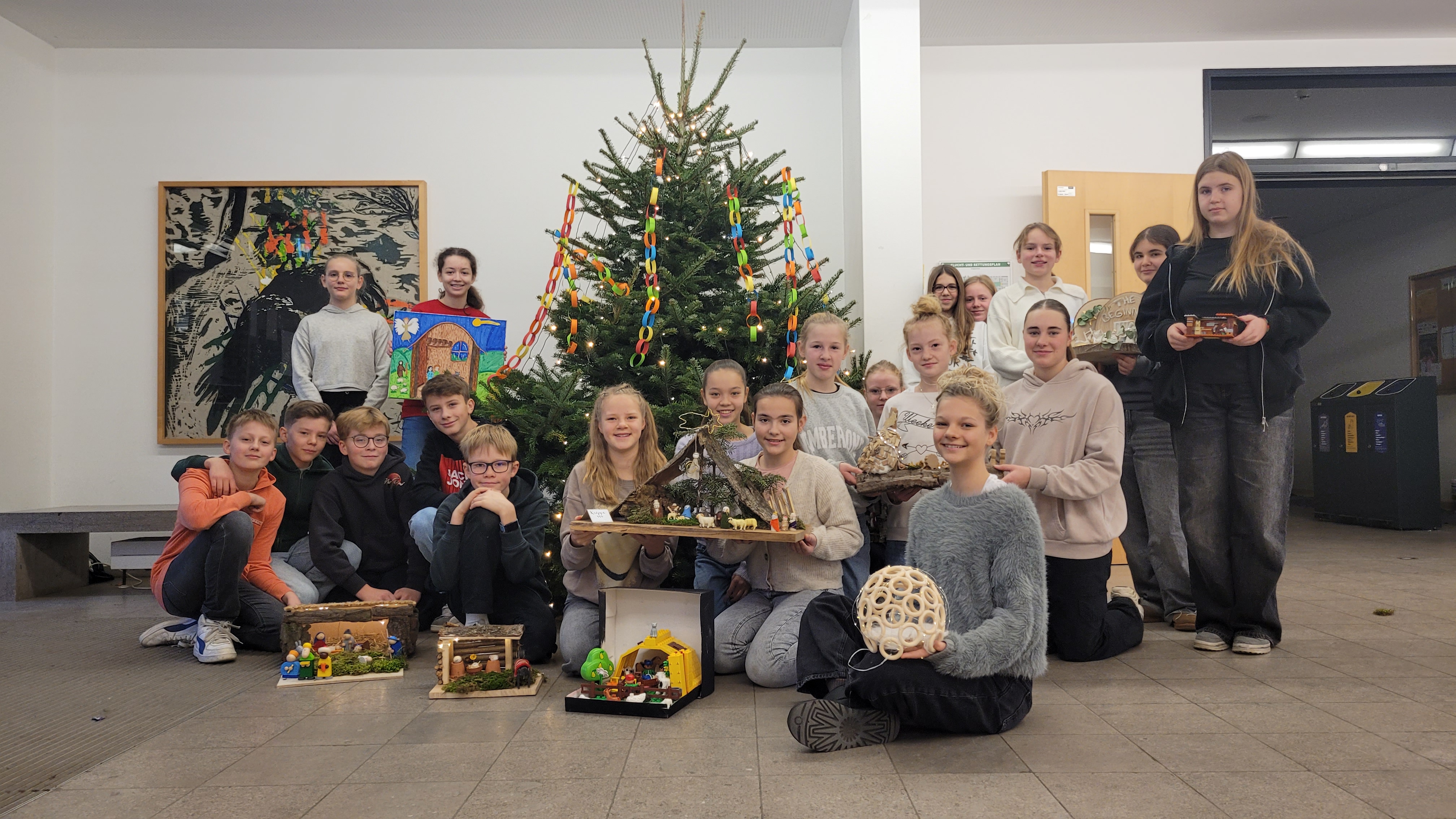 Ein zauberhafter Einblick in die Weihnachtsgeschichte: Die Krippenausstellung des Religionskurses 7a,b